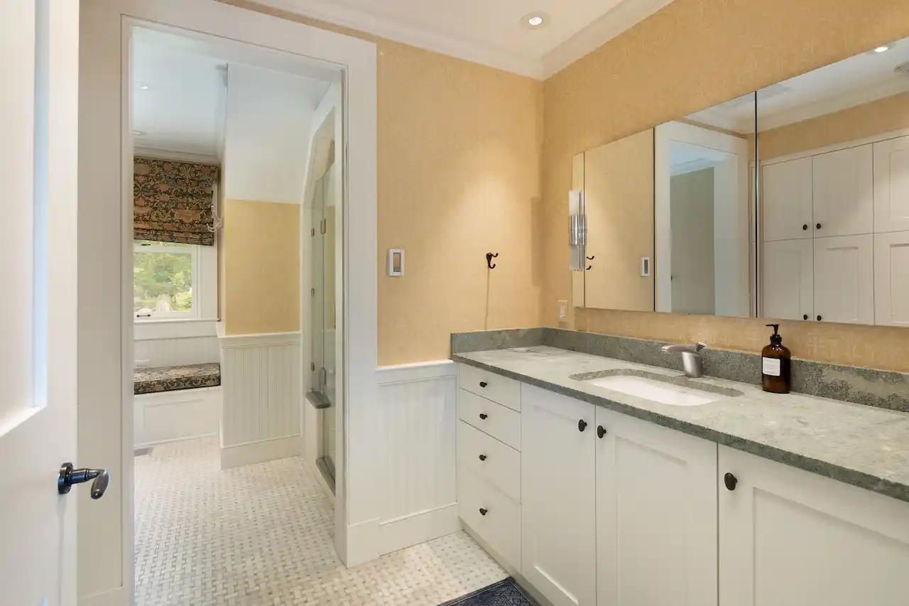 Spectacular Alford Mountain Estate: Guest House & Resort Amenities on – image 24