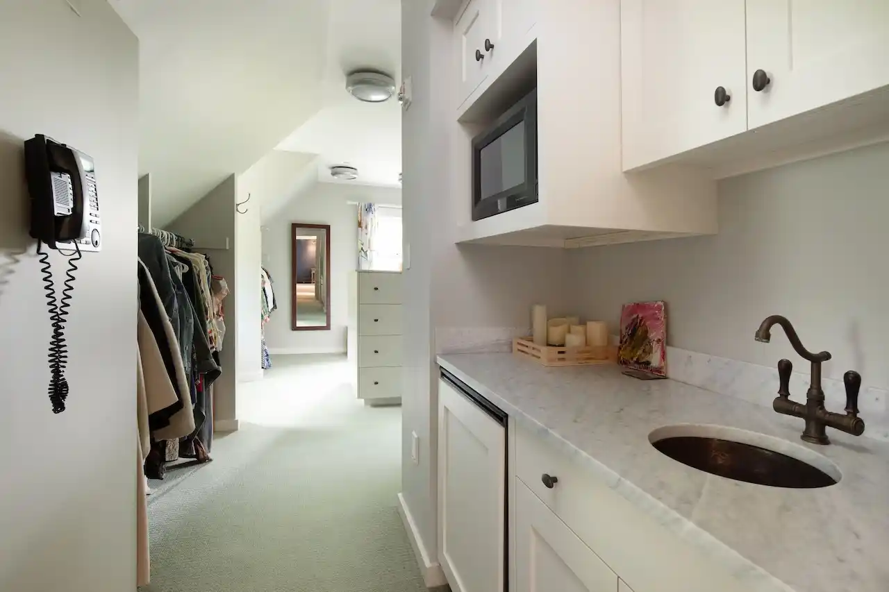 Spectacular Alford Mountain Estate: Guest House & Resort Amenities on – image 25