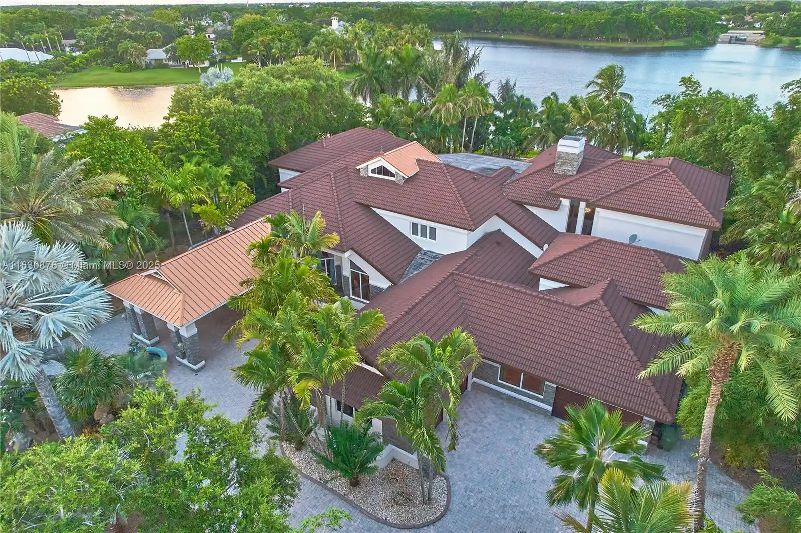 Luxury Lakeside Living in Weston’s Prestigious Windmill Ranches – image 1