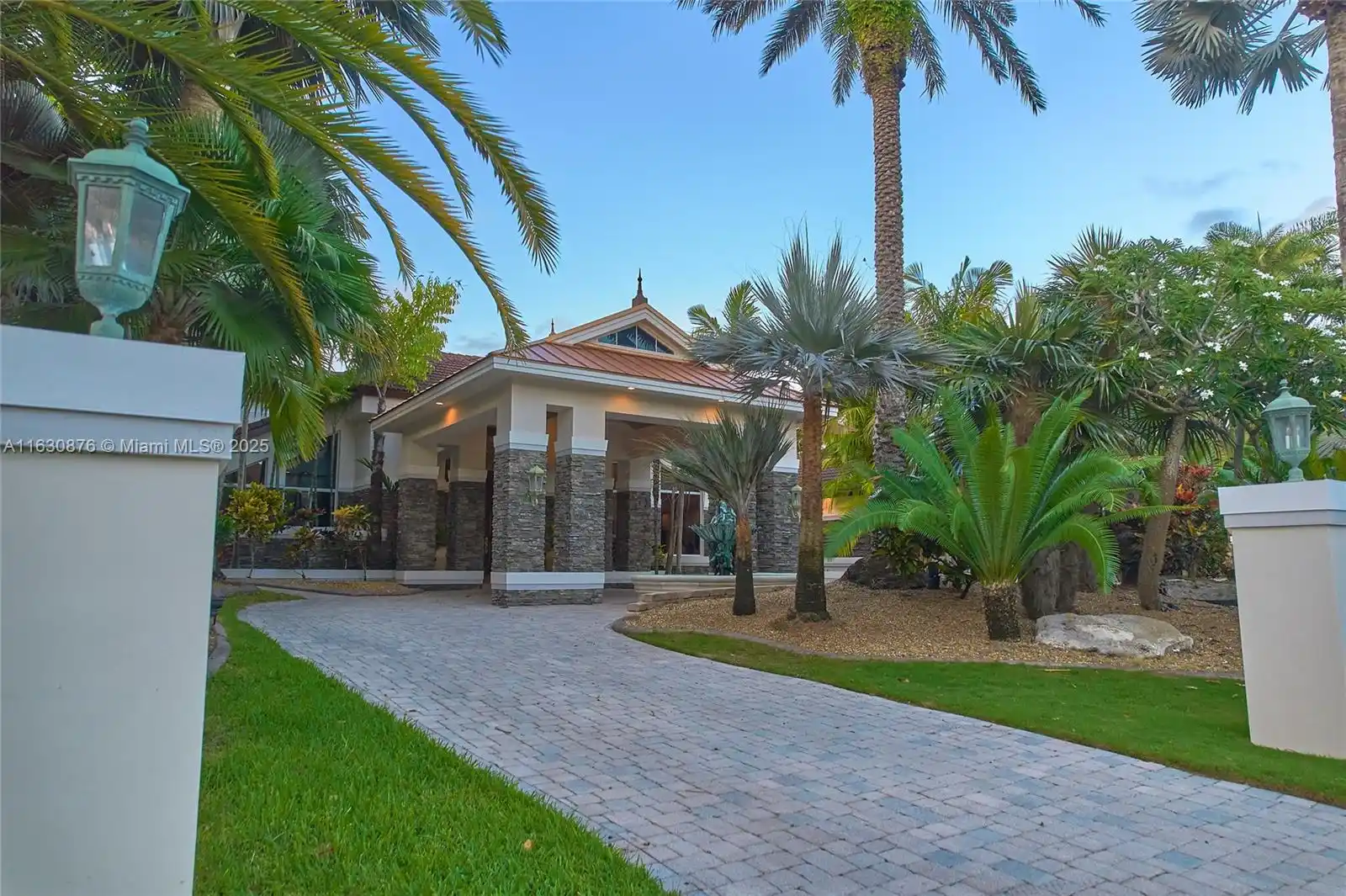 Luxury Lakeside Living in Weston’s Prestigious Windmill Ranches – image 4