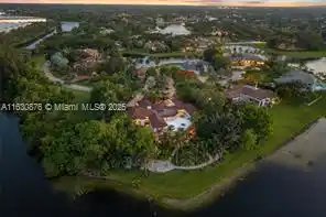 Luxury Lakeside Living in Weston’s Prestigious Windmill Ranches – image 49