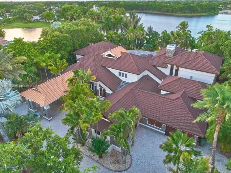 Luxury Lakeside Living in Weston’s Prestigious Windmill Ranches – image 1