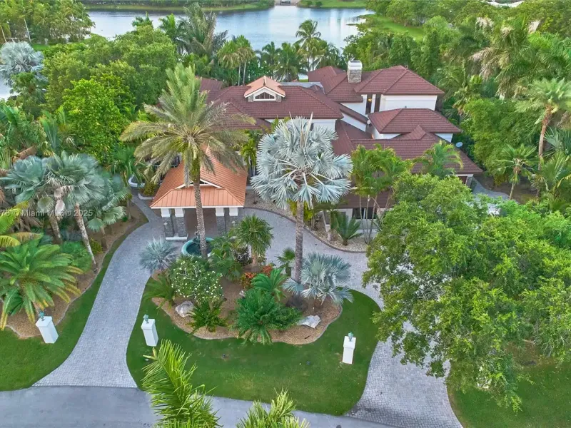 Luxury Lakeside Living in Weston’s Prestigious Windmill Ranches – image 3