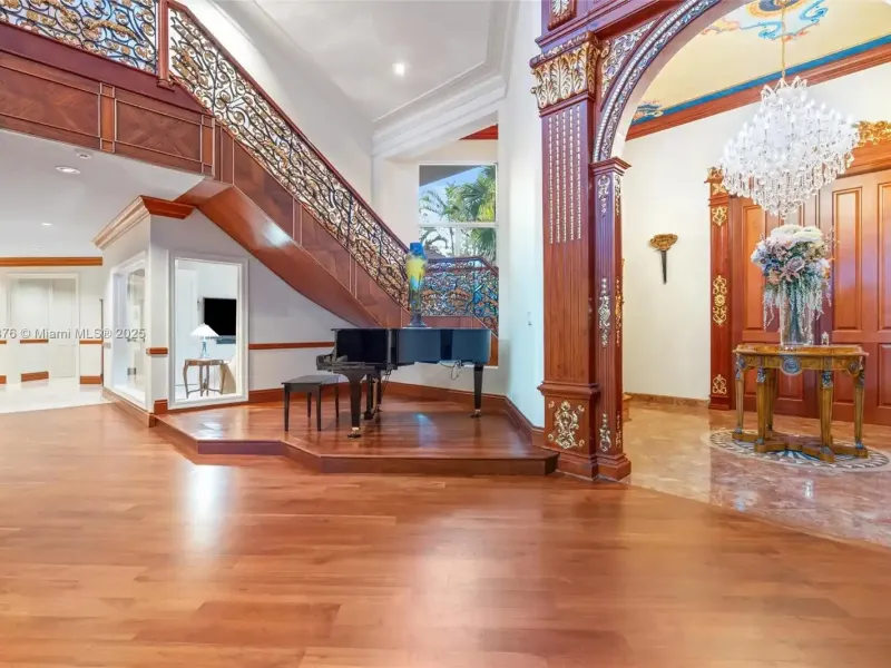 Luxury Lakeside Living in Weston’s Prestigious Windmill Ranches – image 6