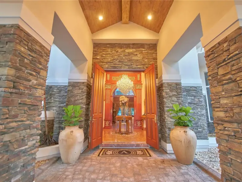 Luxury Lakeside Living in Weston’s Prestigious Windmill Ranches – image 5