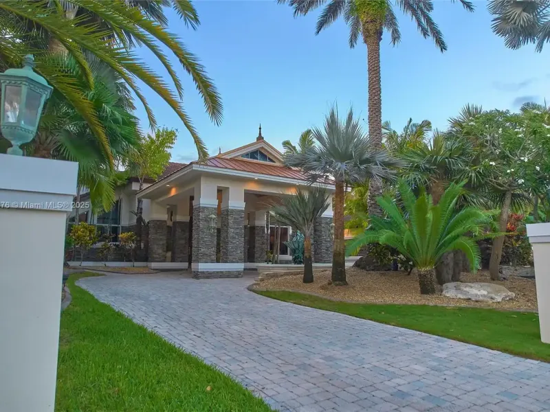 Luxury Lakeside Living in Weston’s Prestigious Windmill Ranches – image 4