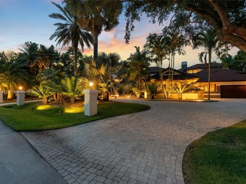 Luxury Lakeside Living in Weston’s Prestigious Windmill Ranches – image 2