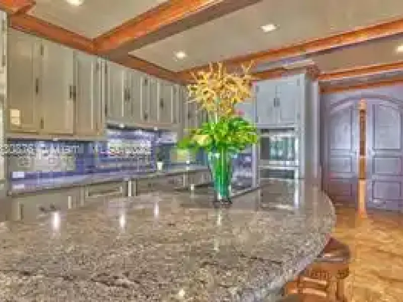 Luxury Lakeside Living in Weston’s Prestigious Windmill Ranches – image 40