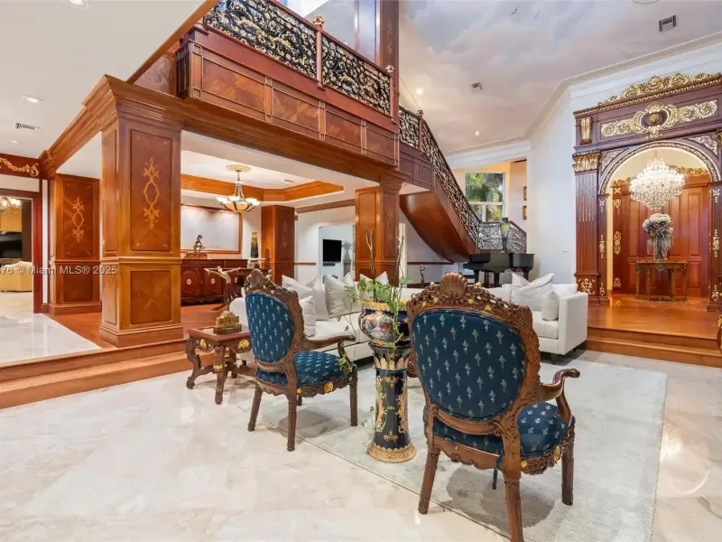 Luxury Lakeside Living in Weston’s Prestigious Windmill Ranches – image 9