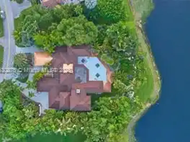 Luxury Lakeside Living in Weston’s Prestigious Windmill Ranches – image 50
