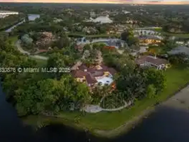 Luxury Lakeside Living in Weston’s Prestigious Windmill Ranches – image 49