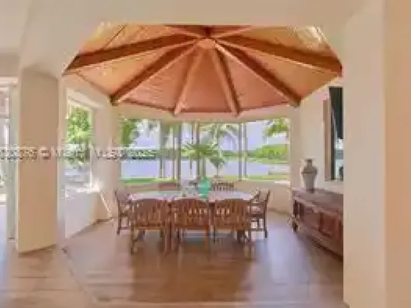 Luxury Lakeside Living in Weston’s Prestigious Windmill Ranches – image 45