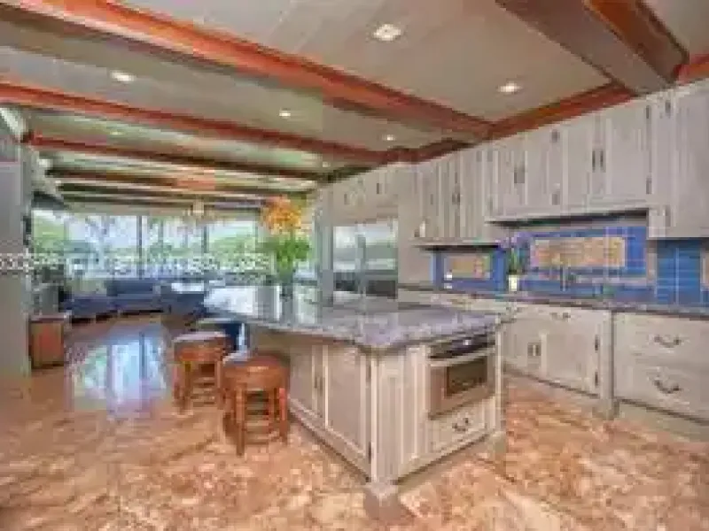 Luxury Lakeside Living in Weston’s Prestigious Windmill Ranches – image 39
