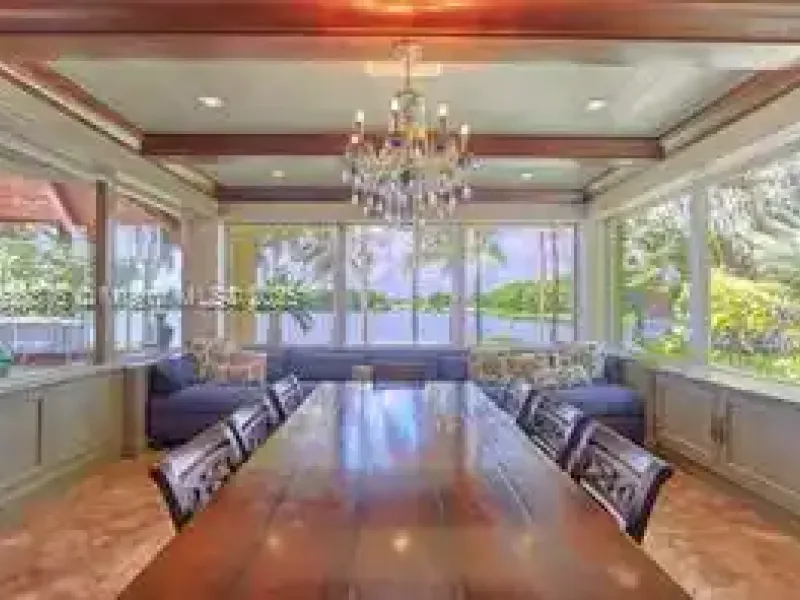 Luxury Lakeside Living in Weston’s Prestigious Windmill Ranches – image 43