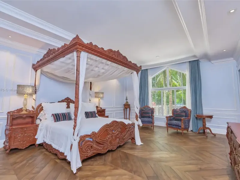 Luxury Lakeside Living in Weston’s Prestigious Windmill Ranches – image 34