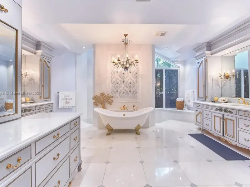 Luxury Lakeside Living in Weston’s Prestigious Windmill Ranches – image 36