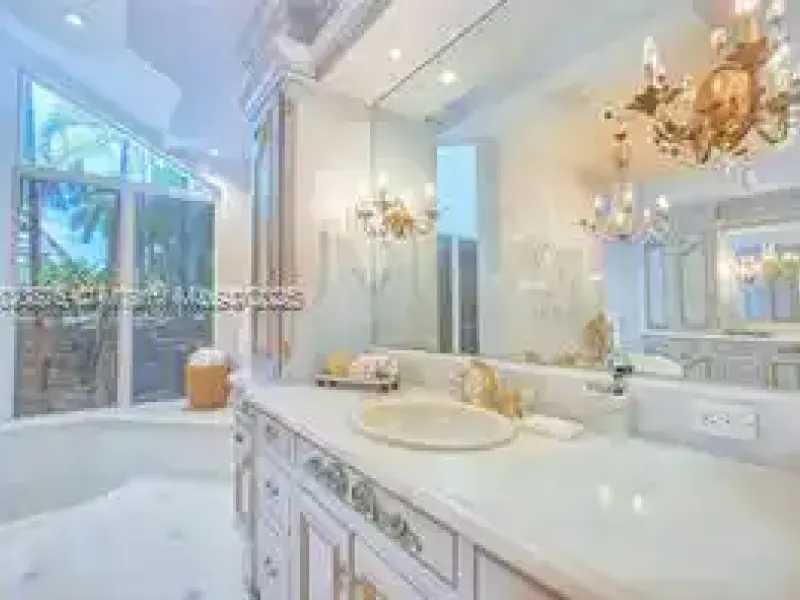 Luxury Lakeside Living in Weston’s Prestigious Windmill Ranches – image 37