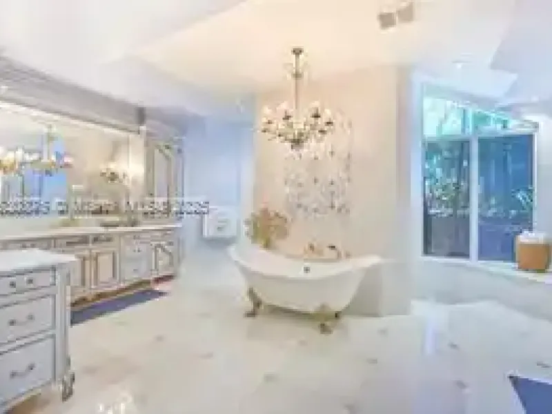 Luxury Lakeside Living in Weston’s Prestigious Windmill Ranches – image 38