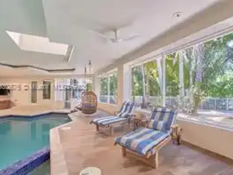 Luxury Lakeside Living in Weston’s Prestigious Windmill Ranches – image 46