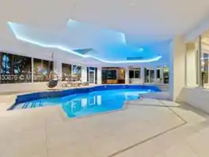 Luxury Lakeside Living in Weston’s Prestigious Windmill Ranches – image 47