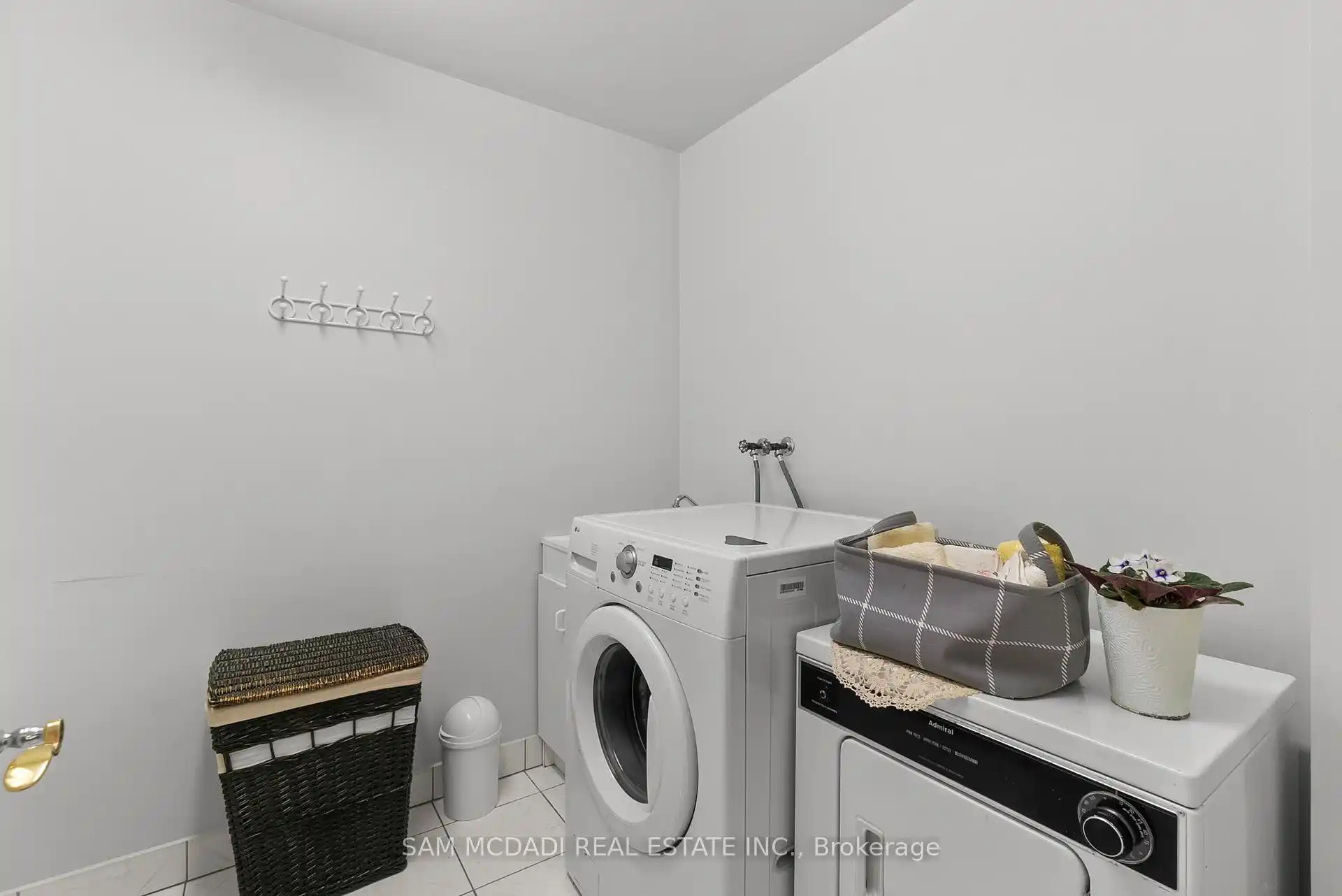978 Tennyson Avenue, Mississauga (W12464431) – image 30