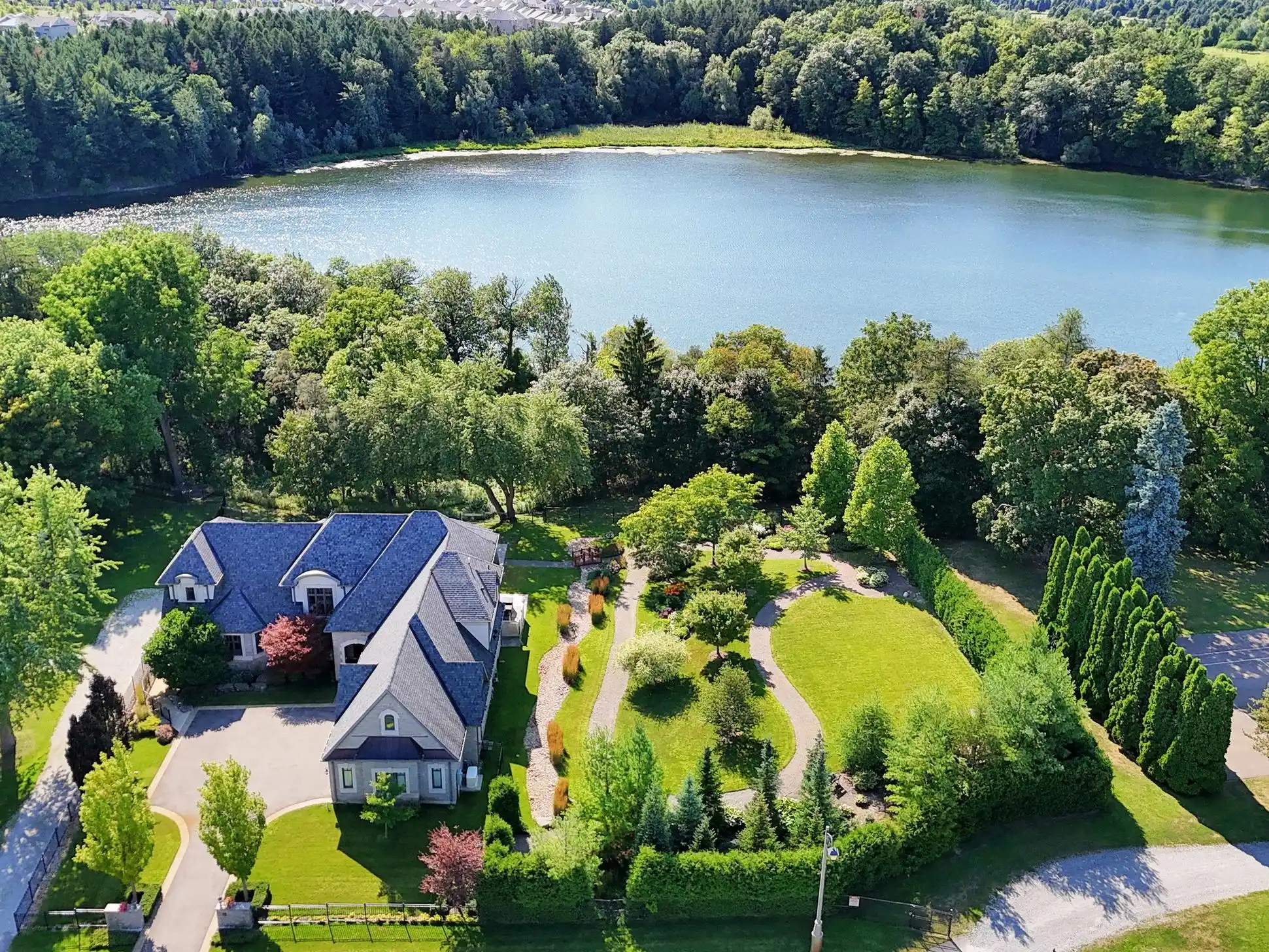 12 Macleod Estate Crt, Richmond Hill, Ontario – image 2