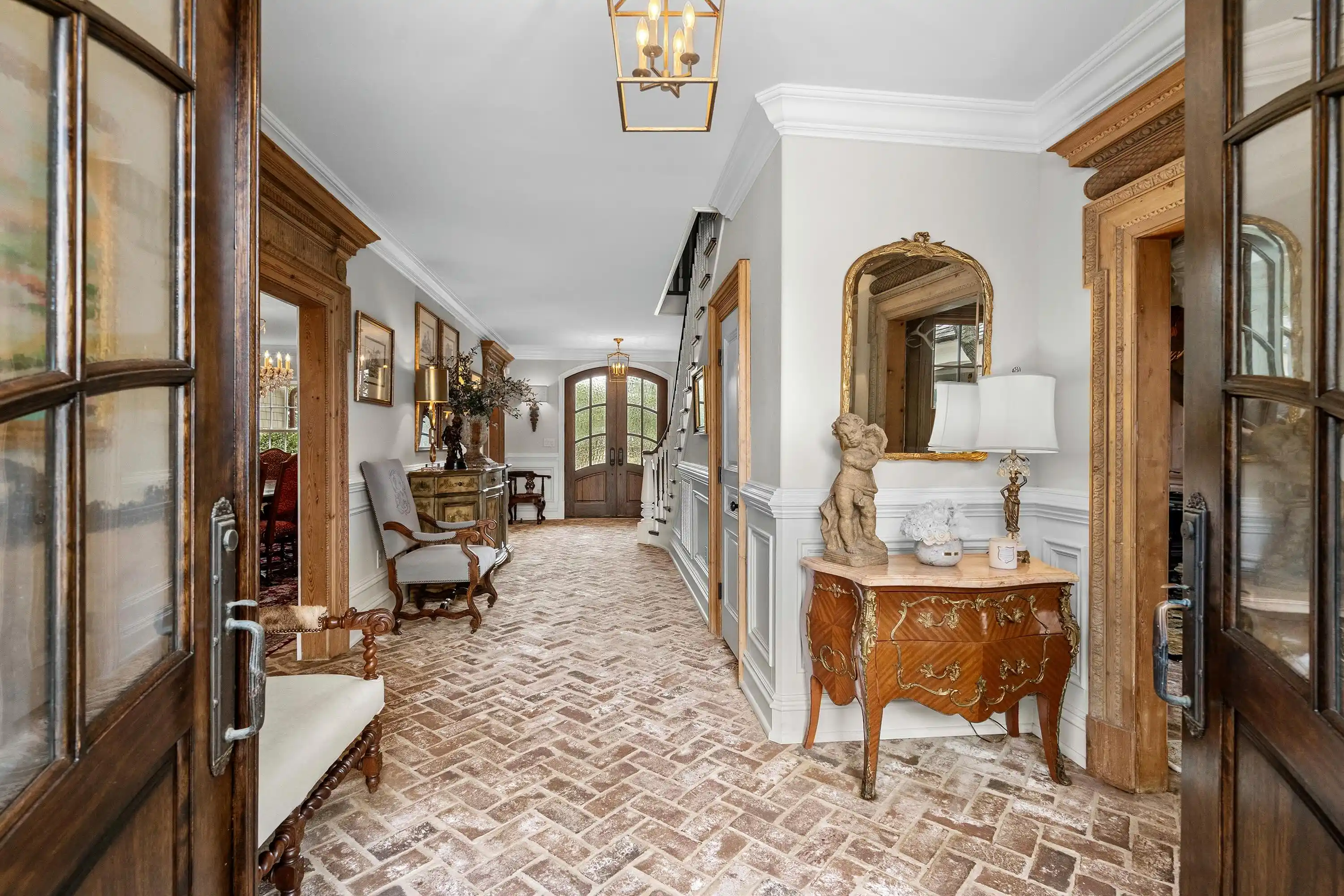 Iconic Golden Mile Estate – image 4