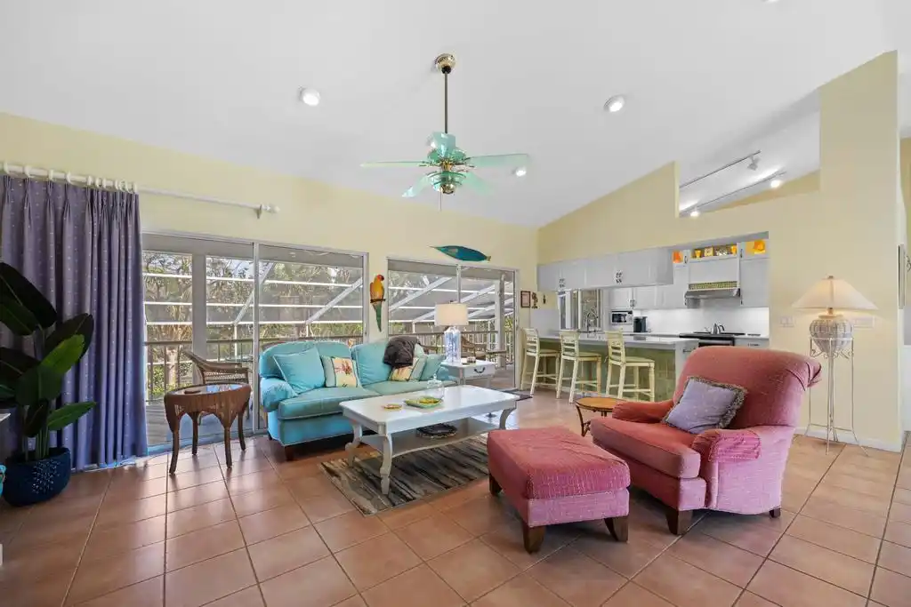 TROPICAL RETREAT – image 10