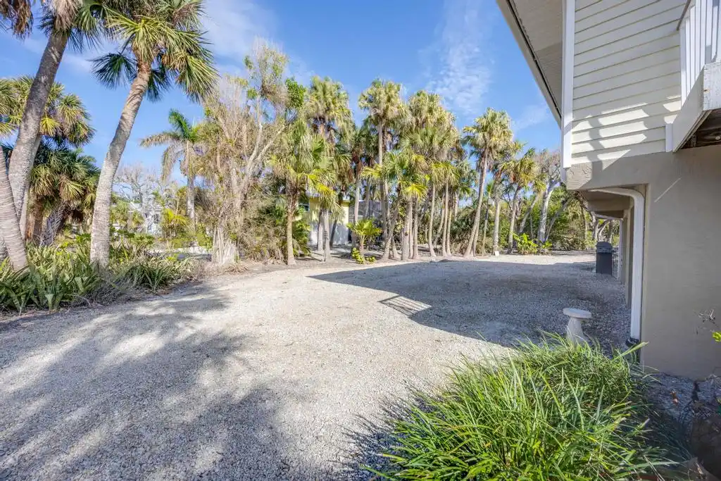 TROPICAL RETREAT – image 33
