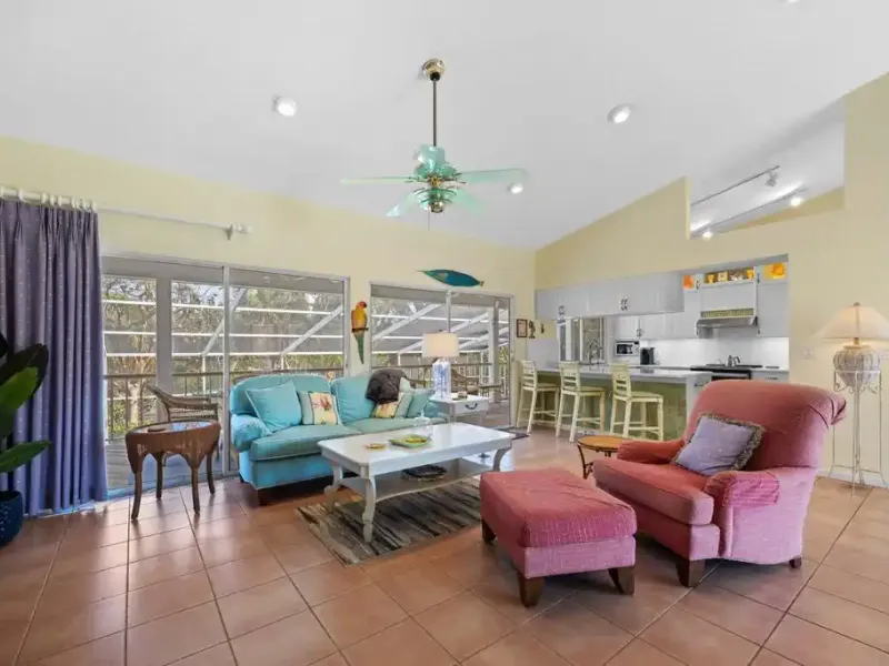 TROPICAL RETREAT – image 10