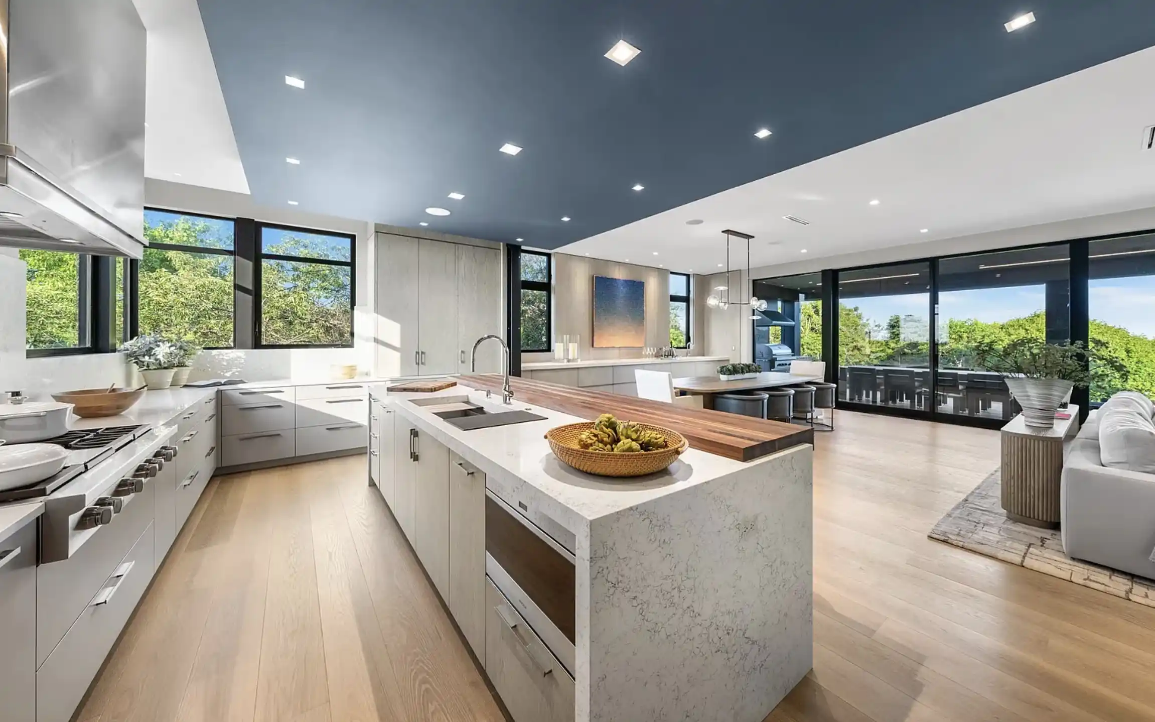 One-of-a-Kind Oceanfront Masterpiece – image 13