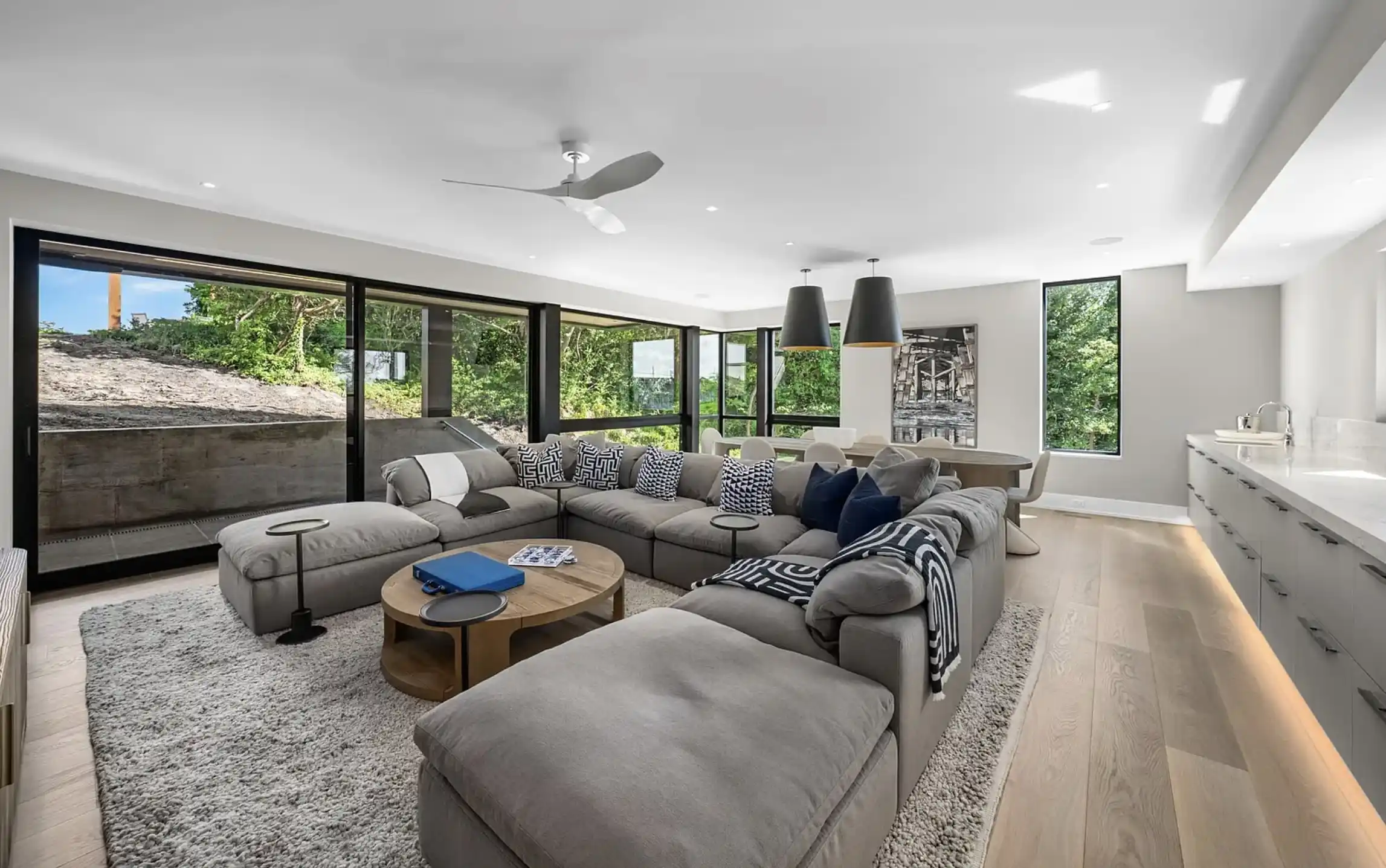 One-of-a-Kind Oceanfront Masterpiece – image 5
