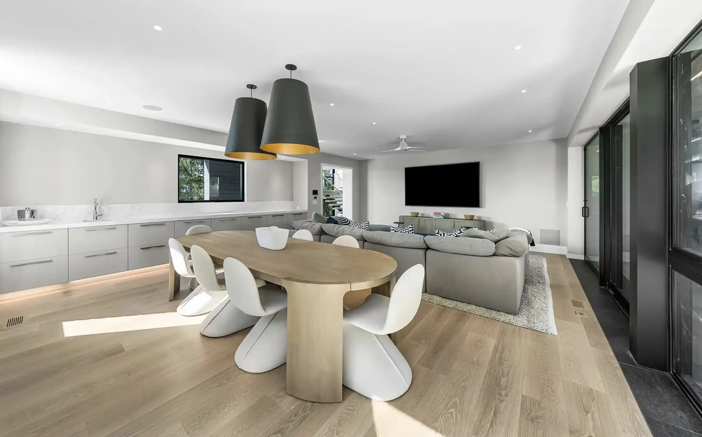 One-of-a-Kind Oceanfront Masterpiece – image 6