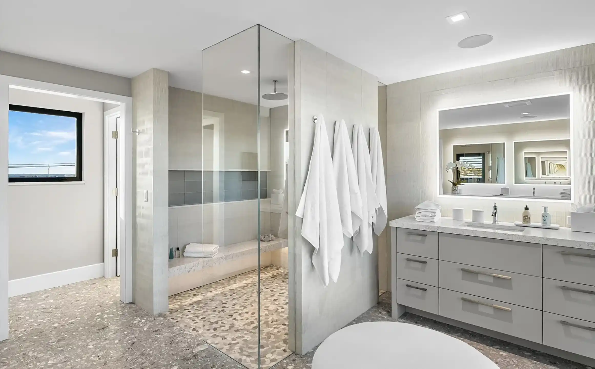 One-of-a-Kind Oceanfront Masterpiece – image 9