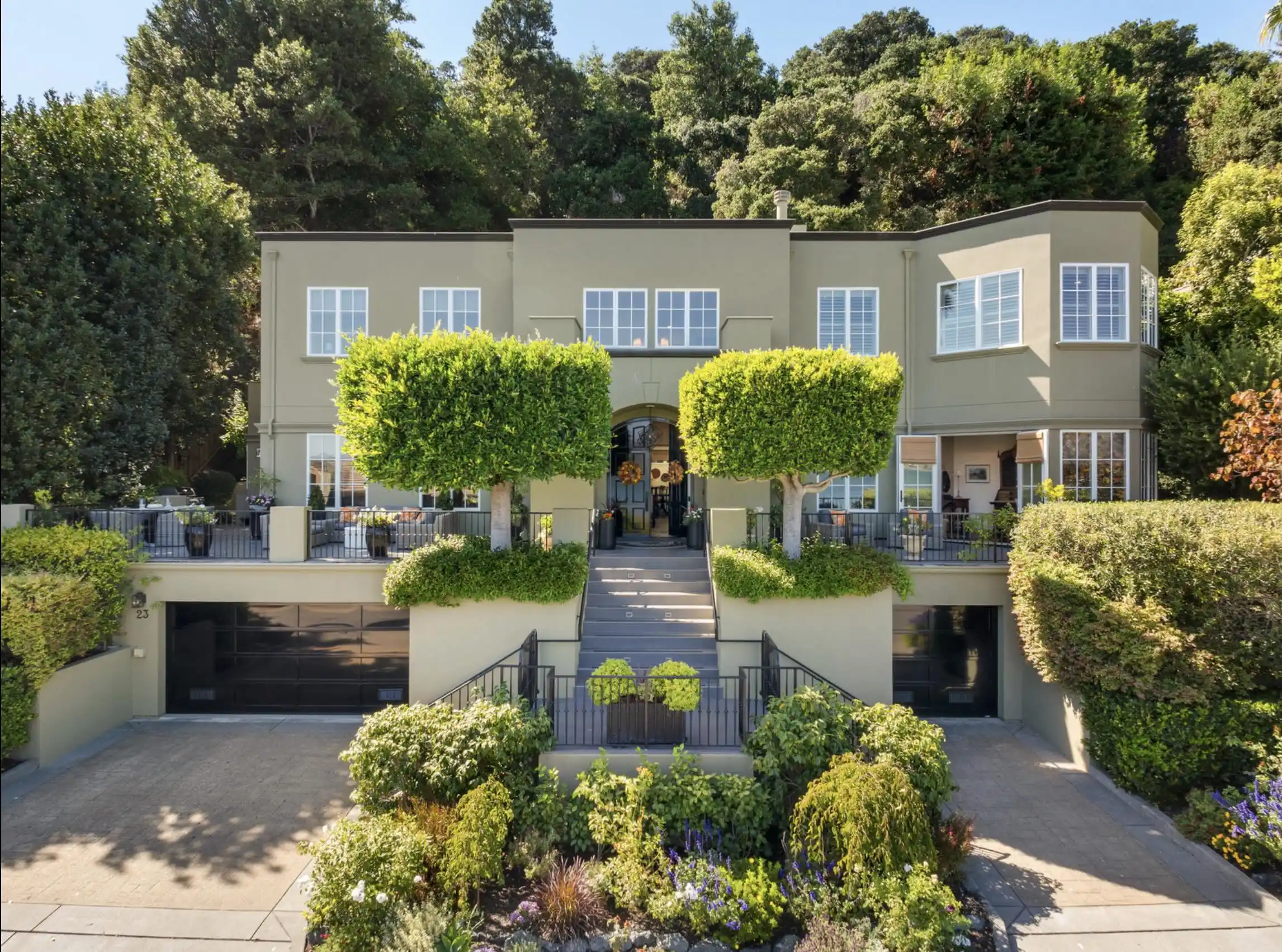 A Masterpiece of Bayfront Living – image 1