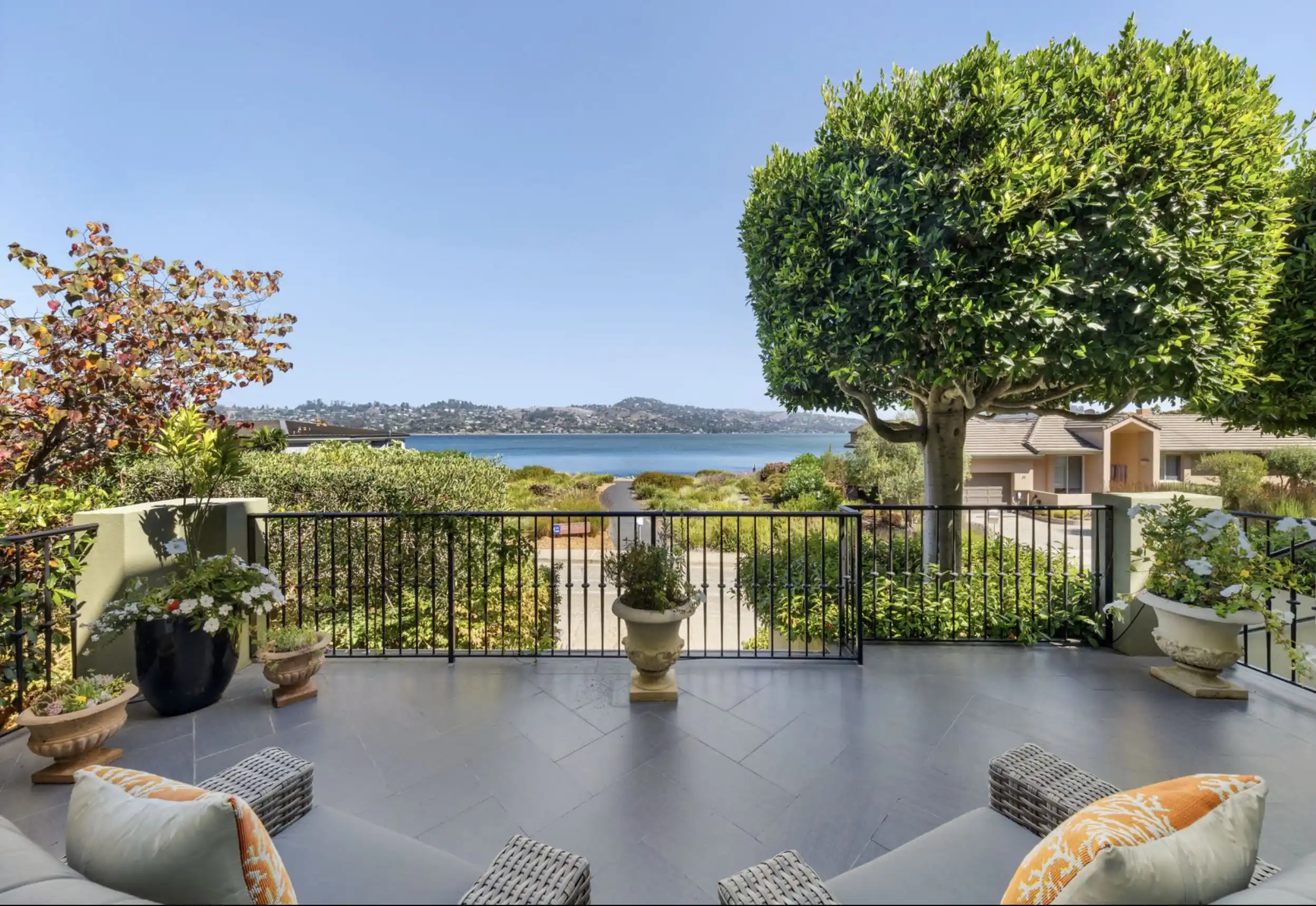 A Masterpiece of Bayfront Living – image 3