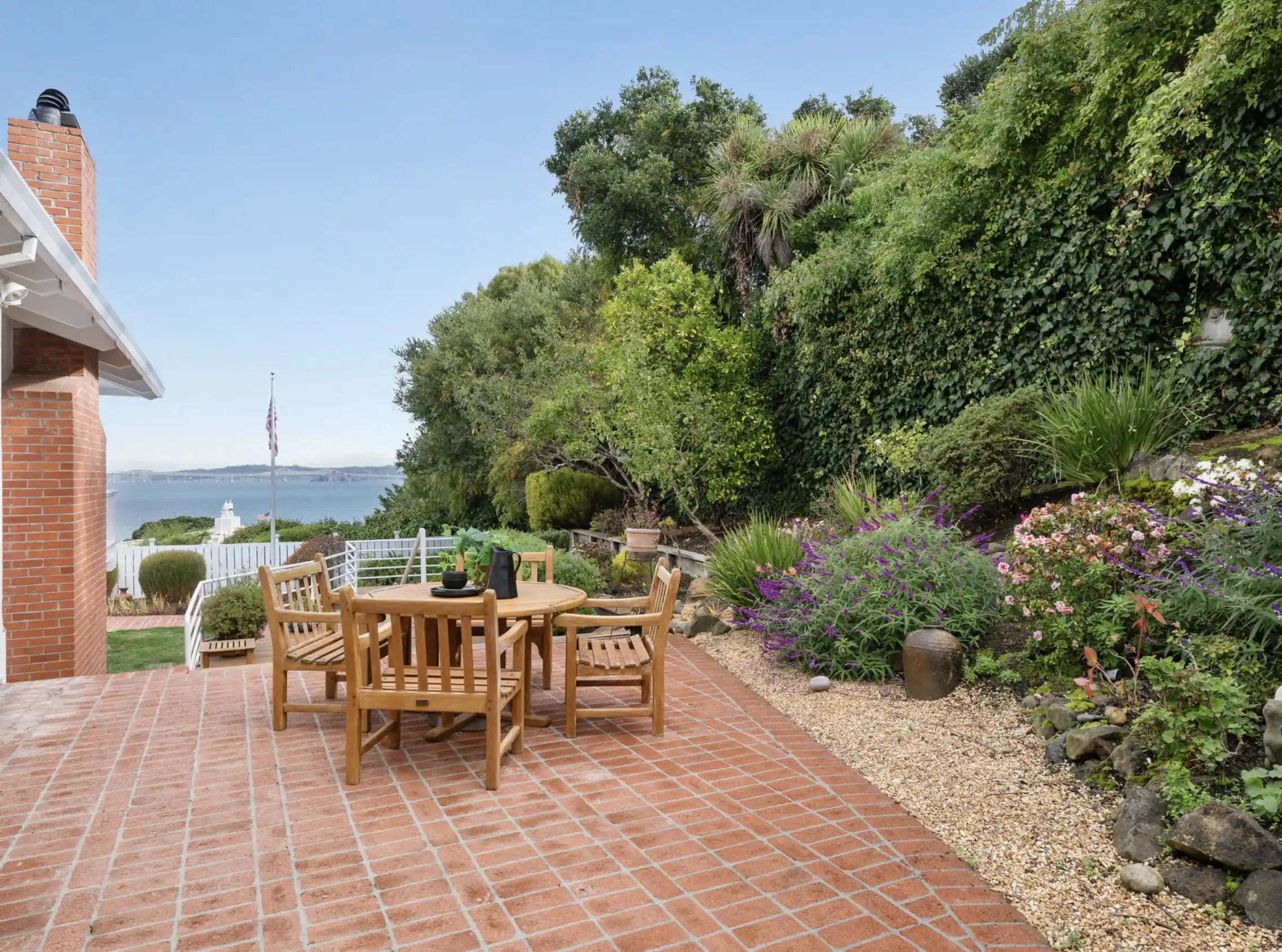 Waterfront Seafirth Estates Retreat with Stunning Bay Views – image 3