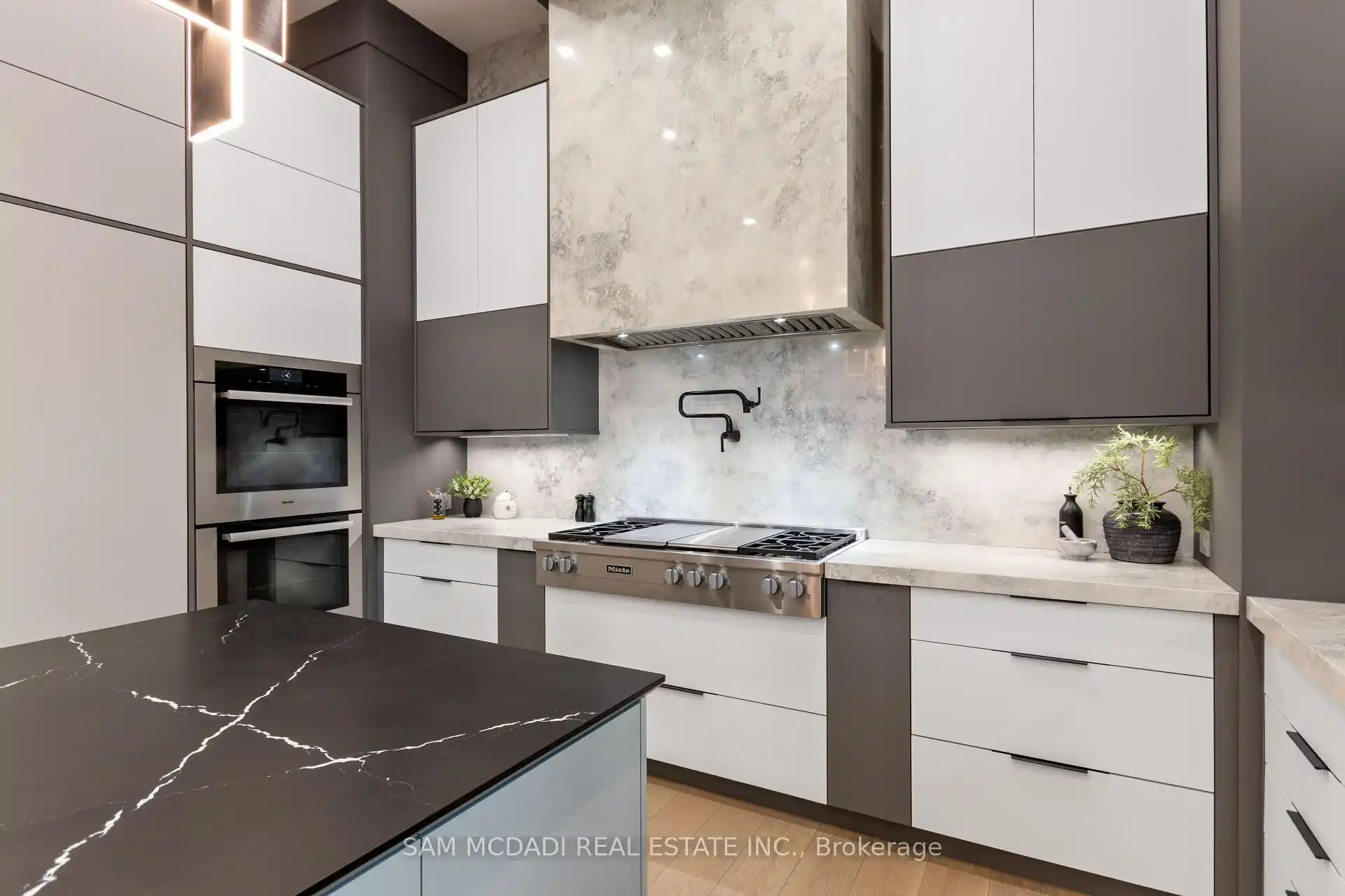 112 Elton Park Road, Oakville (W12539428) – image 33