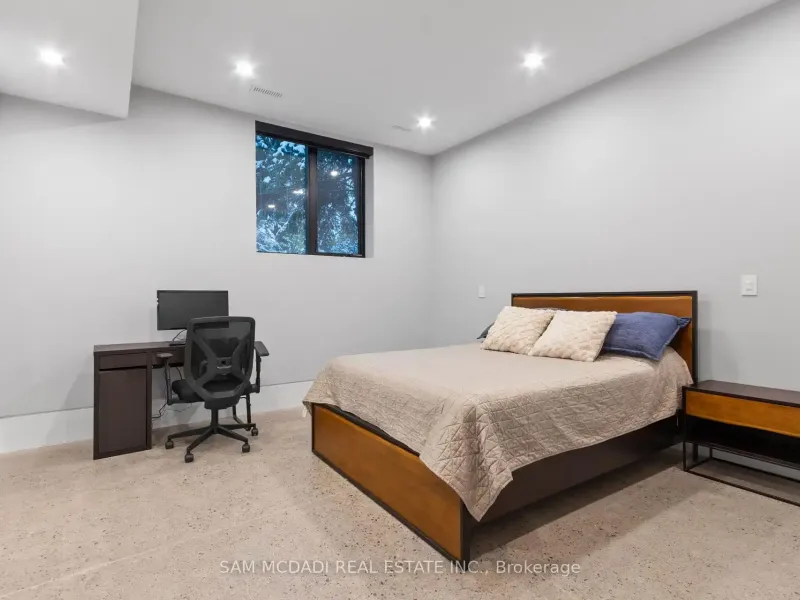 112 Elton Park Road, Oakville (W12539428) – image 45