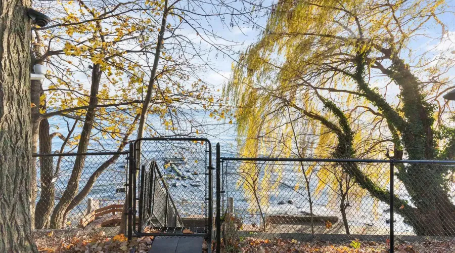 67 Lake Promenade, Toronto, Ontario, M8W 1A2, Canada, 4 Bedrooms Bedrooms, ,8 BathroomsBathrooms,Residential,For Sale,67 Lake Promenade,2002365