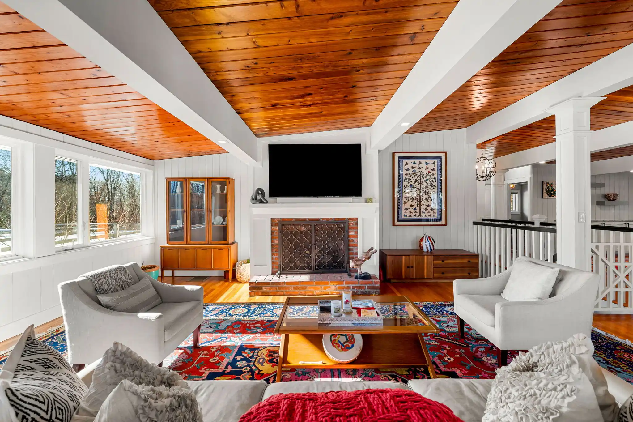 Mid-Century Modern Home on Four Sprawling Acres – image 3