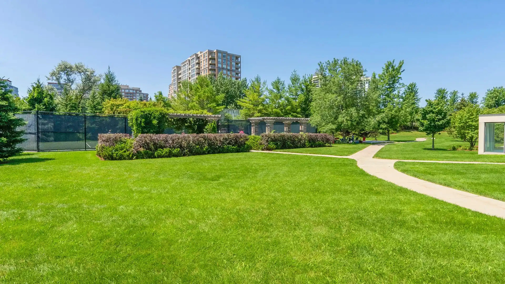 330 Red Maple Road #207 – image 34
