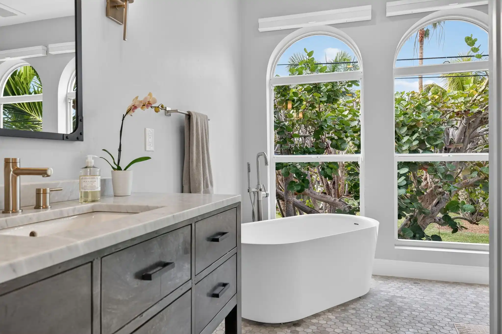 BAYFRONT LUXURY - SANIBEL ISLAND "CONTINGENT" – image 29