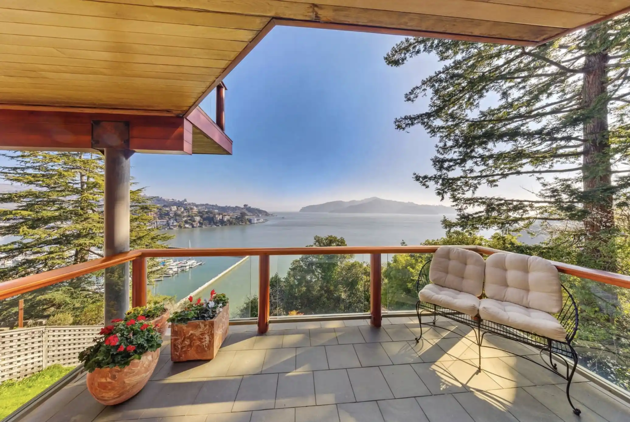 Picturesque Bay Views on Belvedere Island – image 10
