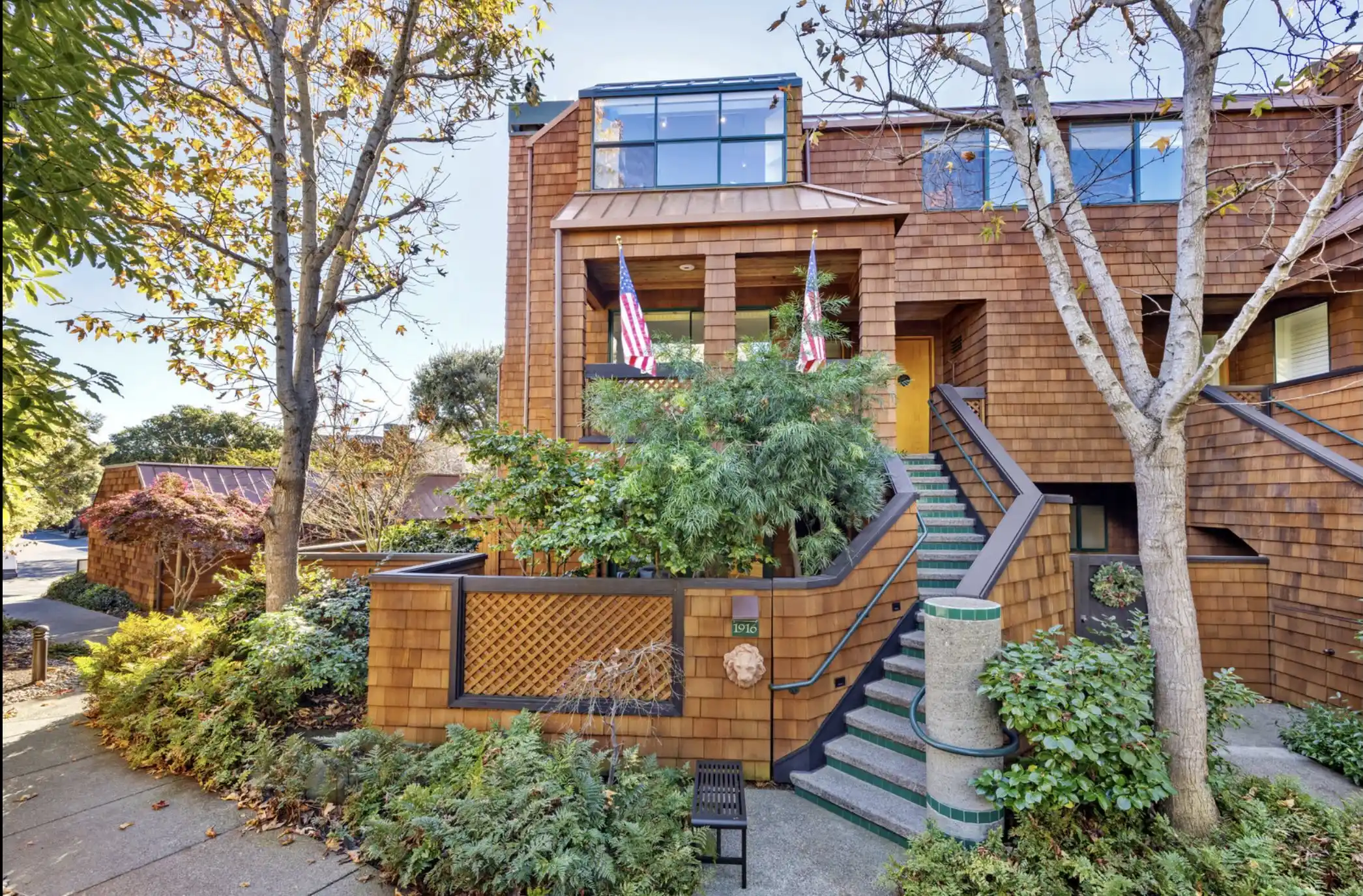 Luxurious End Unit in Point Tiburon – image 1