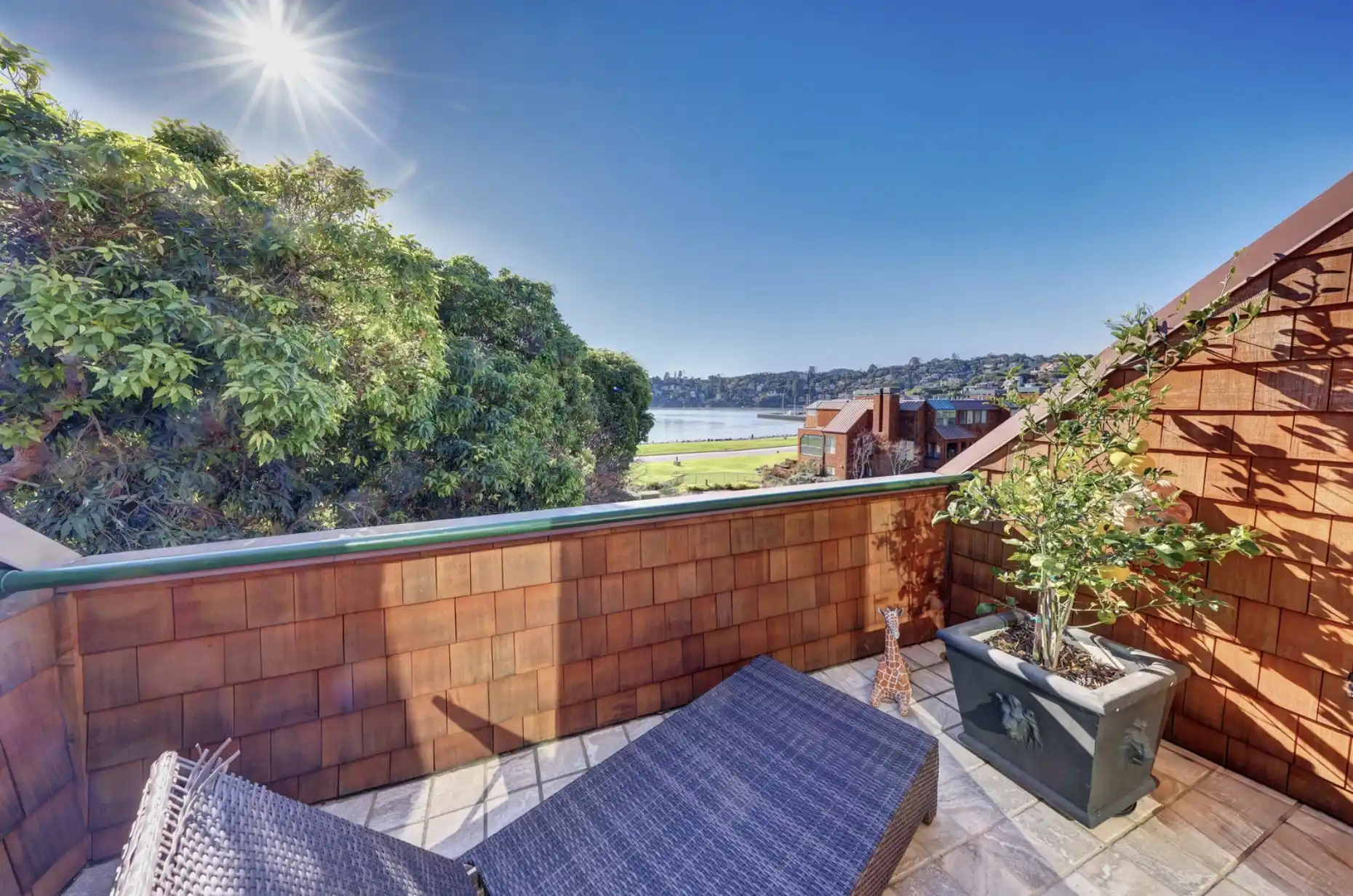 Luxurious End Unit in Point Tiburon – image 10