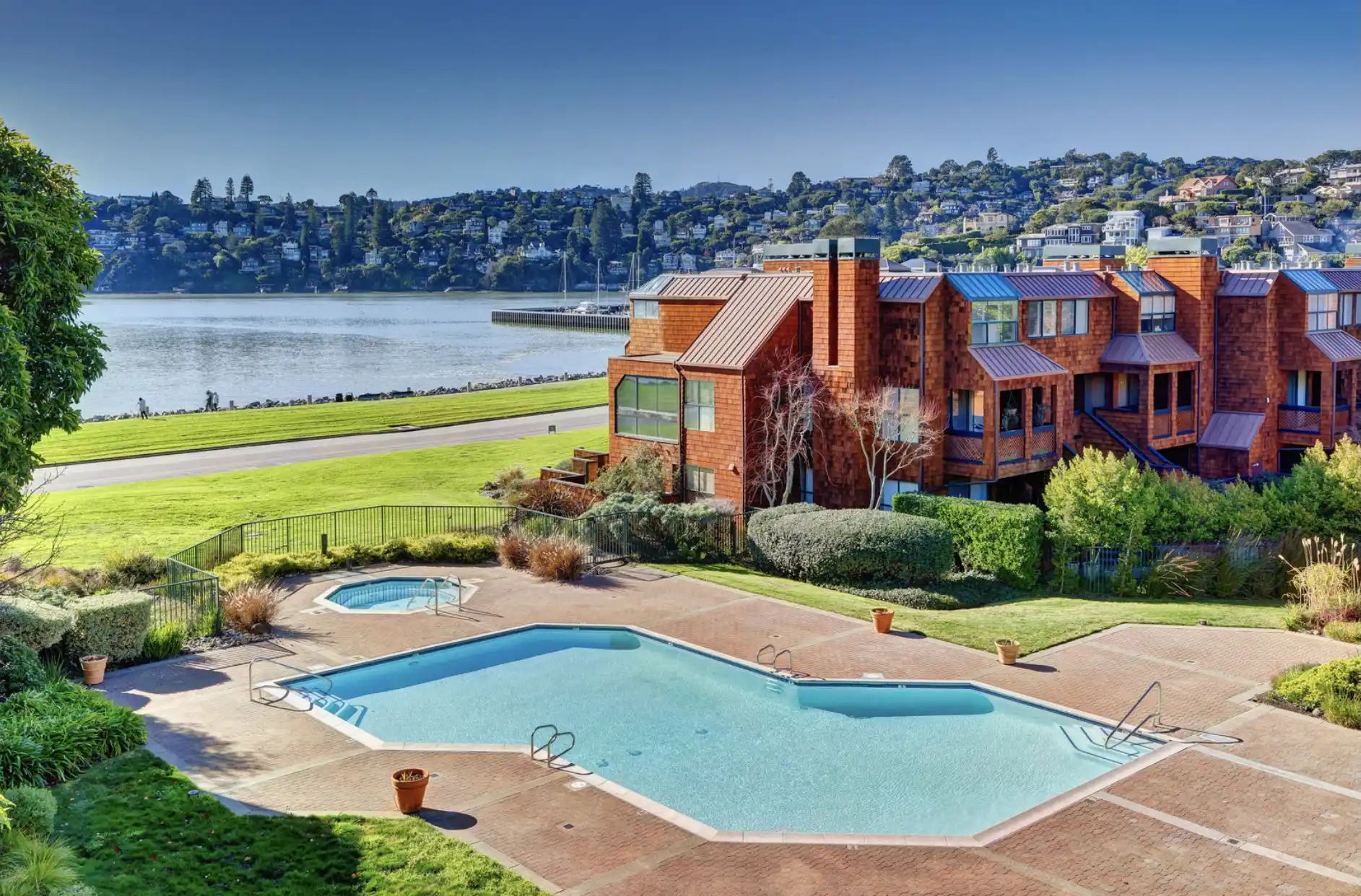 Luxurious End Unit in Point Tiburon – image 11