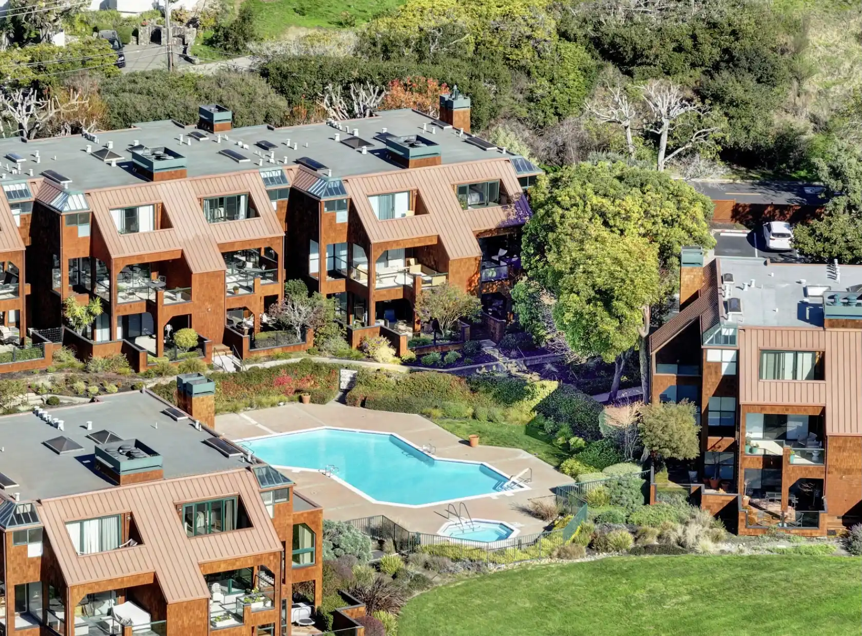 Luxurious End Unit in Point Tiburon – image 12