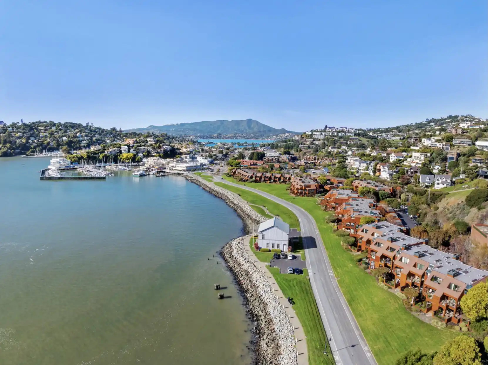 Luxurious End Unit in Point Tiburon – image 2