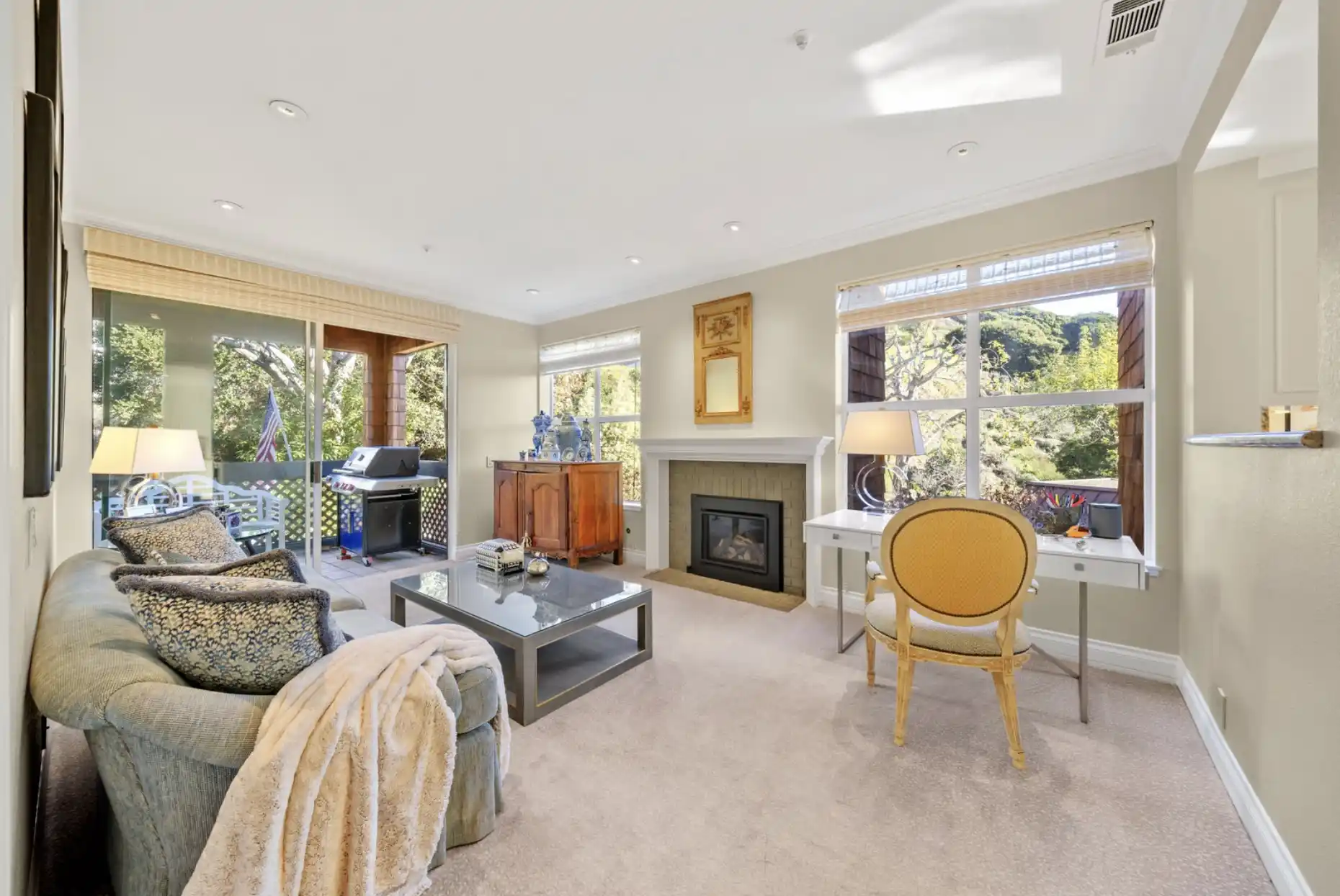 Luxurious End Unit in Point Tiburon – image 3